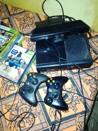 Vendo um Xbox completo só mente um controle com um probleminha mais tá está tudo bom R$700