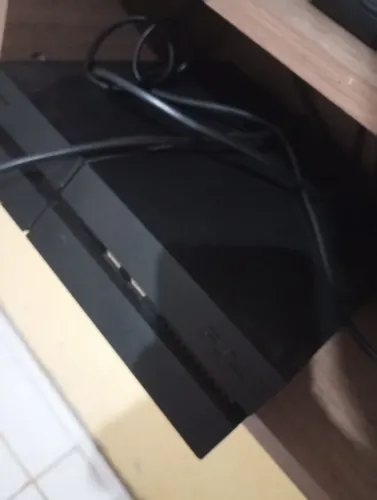 ps4 bem conservado, com 2 jogos fisicos, 3 controles, 2 originais e 1 paralelo, revisado