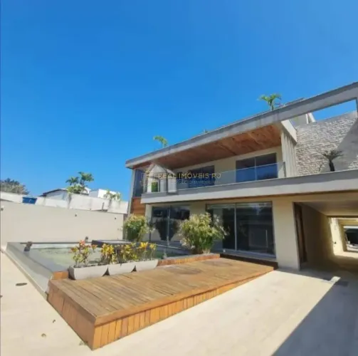Casa de Alto Padrão com 6 Quartos a Venda na Barra da Tijuca