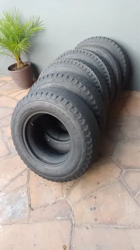 Pneus aro 16 Goodyear 700 X 16 com as camaras em CANOAS/RS