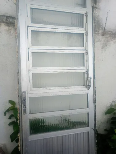 Porta de alumínio 68cm largura e 210altura