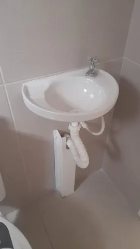 Pia para banheiro com torneira inclusa