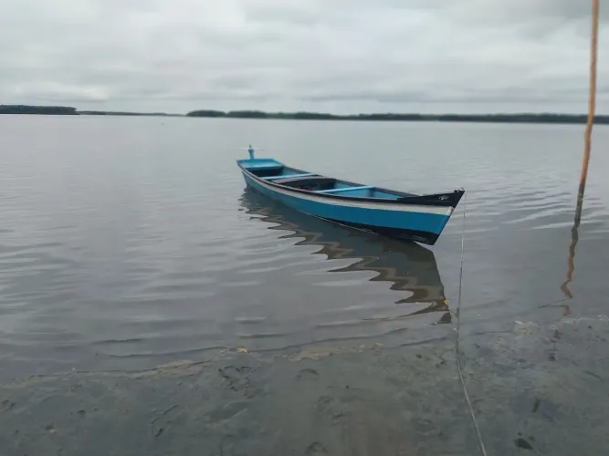 Barco de compensado com motor branco a diesel de centro