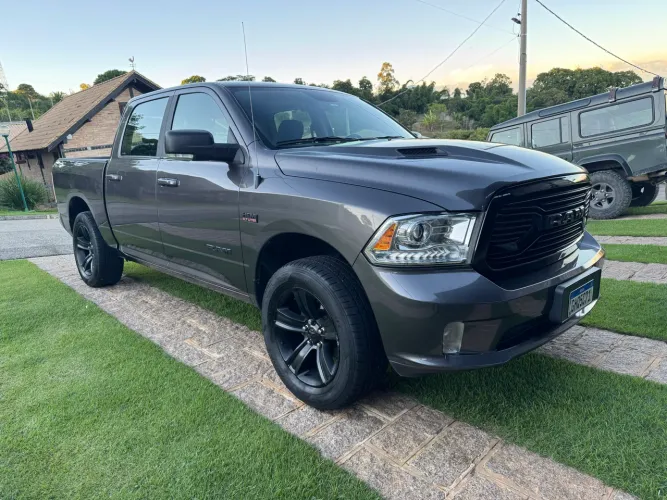 Ram Classic Laramie 5.7 V8 16V Gasolina 4X4 Aut. 2022
