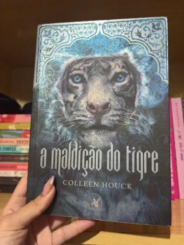 Vendo livros (Love story, A maldição do tigre, Belo desastre, Algo belo, Métrica , Pausa)