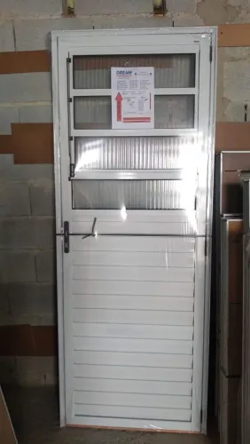 Porta Basculante 2,10 x 80 - Praticidade, Ventilação e Design Funcional | NOVA R$ 700.0