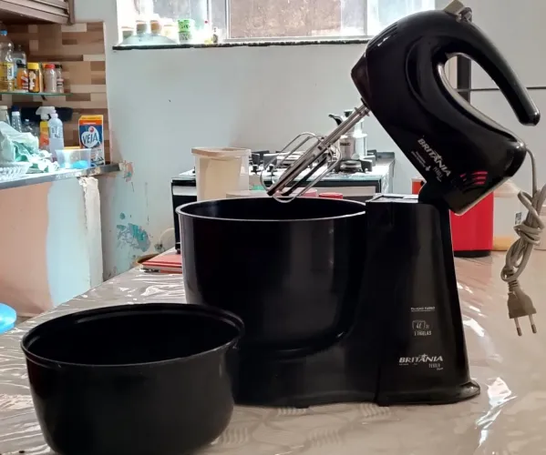 Batedeira Britânia Pérola Maxxi com duas tijelas.