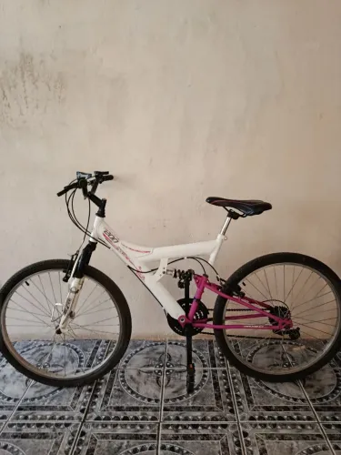 Bicicleta Track & Bikes modelo TB-200, com aro 26, quadro de aço branco e suspensão dupla 