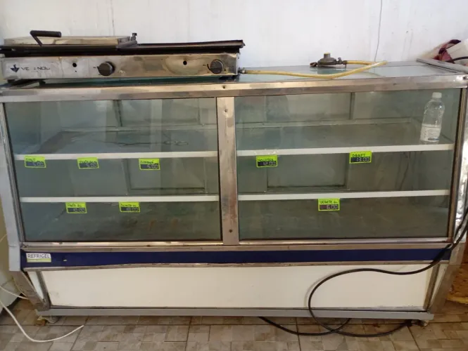 Freezer balcão, chapa de lanche e uma geladeira
