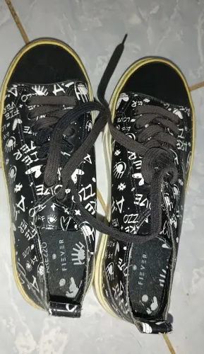 Tênis ZZ Mov Arezzo + Fiever (modelo preto com estampa de grafismos e "piscadinha"