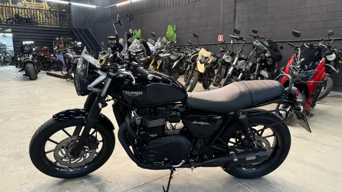 Triumph Bonneville T100 Black 2016 baixissima km e com VANCE HINES