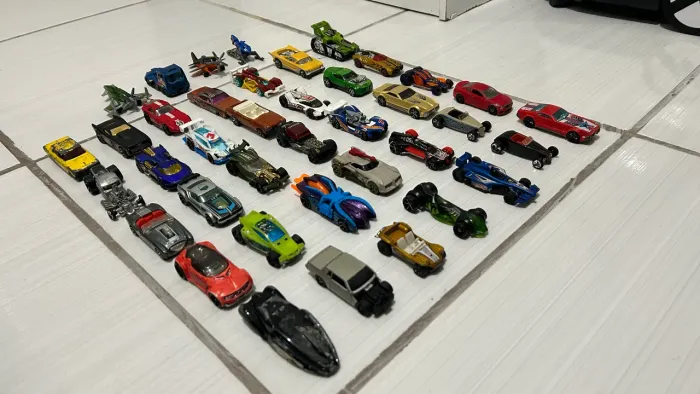 Lote Hot Wheels 39 Peças - Inclui Aviões, Moto de Neve e Clássicos Fantasia