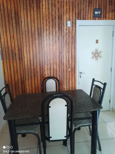 Mesa de jantar com tampo de mármore