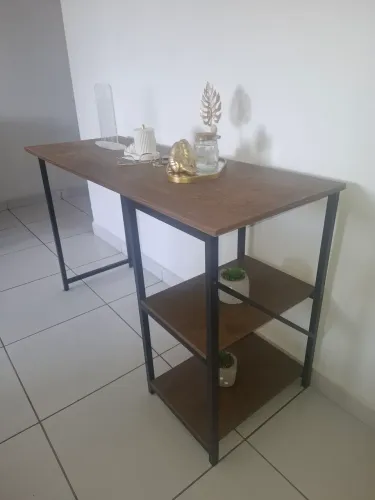 Escrivaninha com prateleiras super conservada