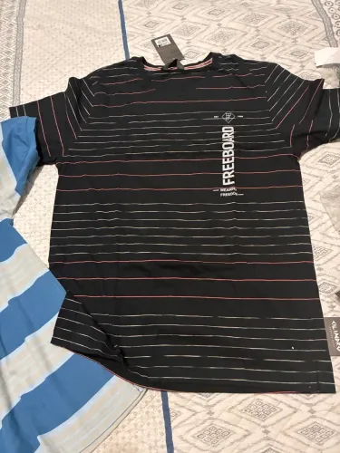 Bermudas e camisas tamanhos variados