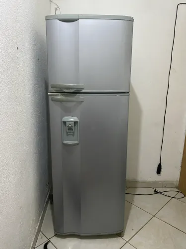 Vendo esta geladeira para retirada de peças 