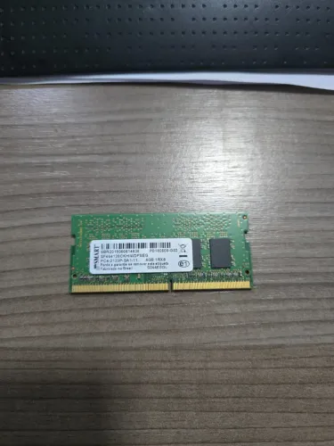 Módulo de memória RAM DDR4 de 4GB, operando a 2133MHz (PC4-2133P-SA1) para notebooks