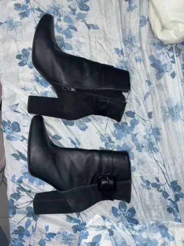 Vende-se bota de salto tamanho 37