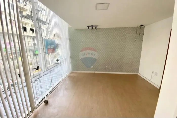 Sala comercial-Olaria, aluguel R$1.100/mês.