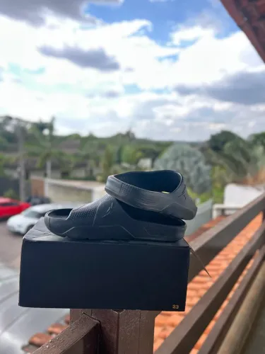 Jordan Post Slide preto (Black/Black), tamanho BR 40.5