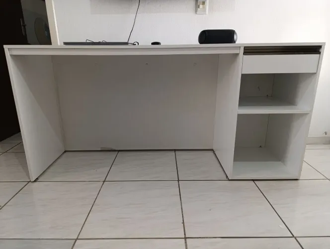 Vende-se mesa de escritório.