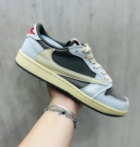 Tênis Nike Travis Scott x Air Jordan 1 Low OG Reverse Mocha Bege