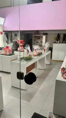 Vendo todos moveis da loja com mercadoria de cosméticos