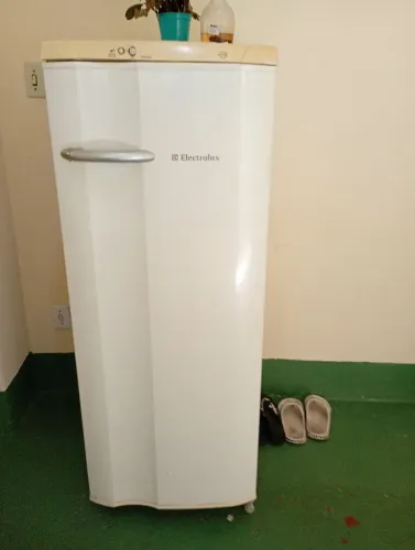 Geladeira Eletrolux. Tudo funcionando.240L. R$ 700,00
