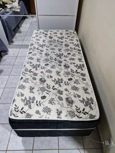 Vende-se 2 camas box de solteiro