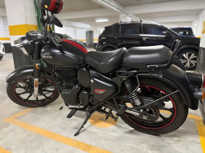 Royal Enfield Dark Classic - estado de zero.