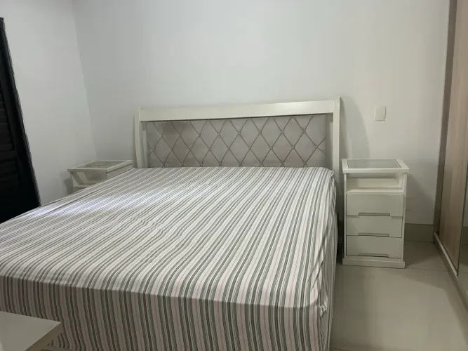 Cama King size com cabeceira em madeira