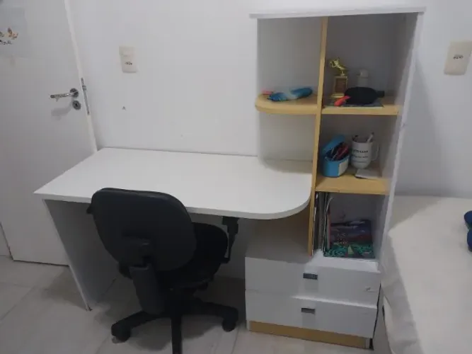 Mesa de estudo ou Escrivaninha (branca e amarela)
