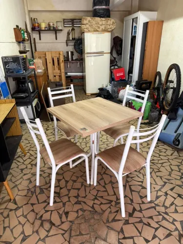MESA QUADRADA (1m)² c/ 4 CADEIRAS