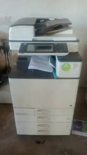 Copiadora Formato A3 Colorida Roch MP C2503 passando papel Não acompanha suprimentos