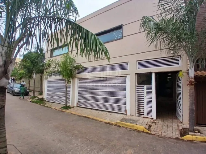 Casa Comercial com 8 Salas no Araés