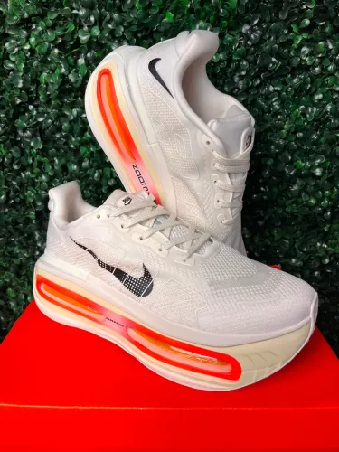 Nike Vomero Premium - Tamanho 44
