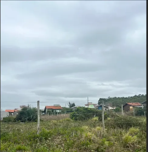 Terreno cercado em área urbana a 600m do mar.