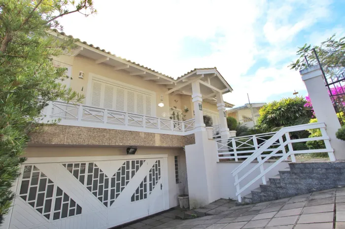 UMA CASA MODERNA, SUPER ESPAÇOSA E COM TOTAL SEGURANÇA!