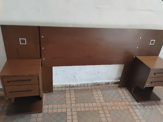 Cabeceira de cama de casal com 2 criados mudos com 4 gavetas