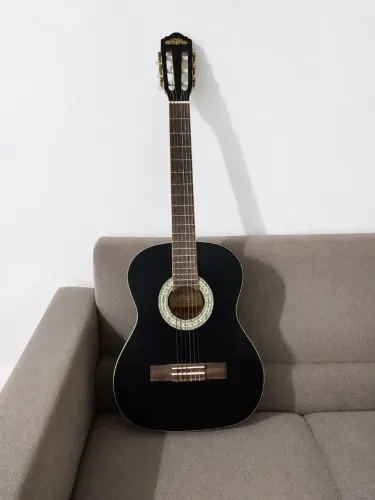 Violão pouco usado mais com alguns riscos
