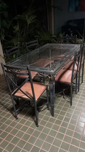 Mesa de ferro trabalhado com tampo de vidro e jogo de 6 cadeiras