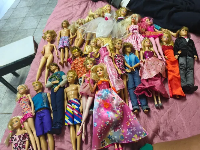 Lote de Barbies e Kens (21 no total)