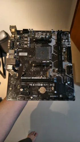 Placa Mãe Biostar B550MH, Chipset B550, AMD AM4, mATX, DDR4 (Problema no encaixe NVME)