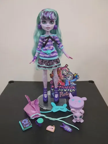 Boneca Monster High Twyla Creepover party