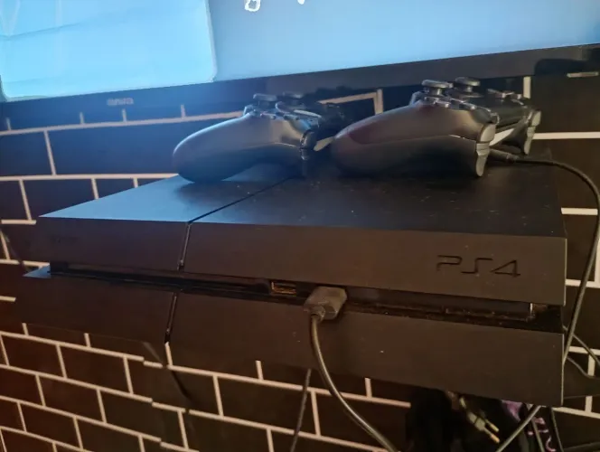 Ps4 fato+2 controles+ Resident Evil 4 Remake,Elden Ring+ 2 jogos+ soprador térmico.