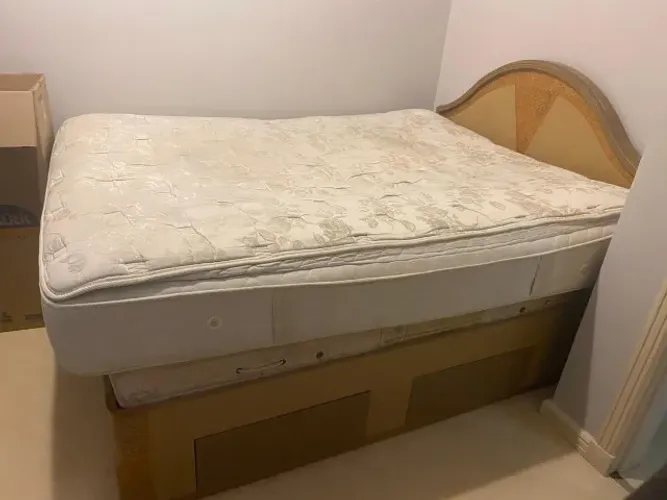 Colchão Queen Size (Não é de mola). Em perfeito estado.