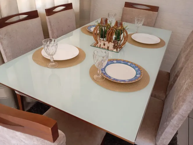 Vendo MESA JANTAR MADEIRA MACIÇA C/6 CADEIRAS LINDÍSSIMA!