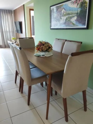 Mesa de jantar com seis cadeiras
