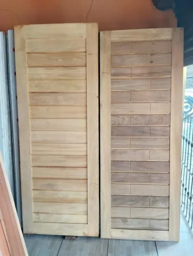 Portas de madeira maciça, a pronta entrega.