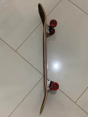 Skate semi novo